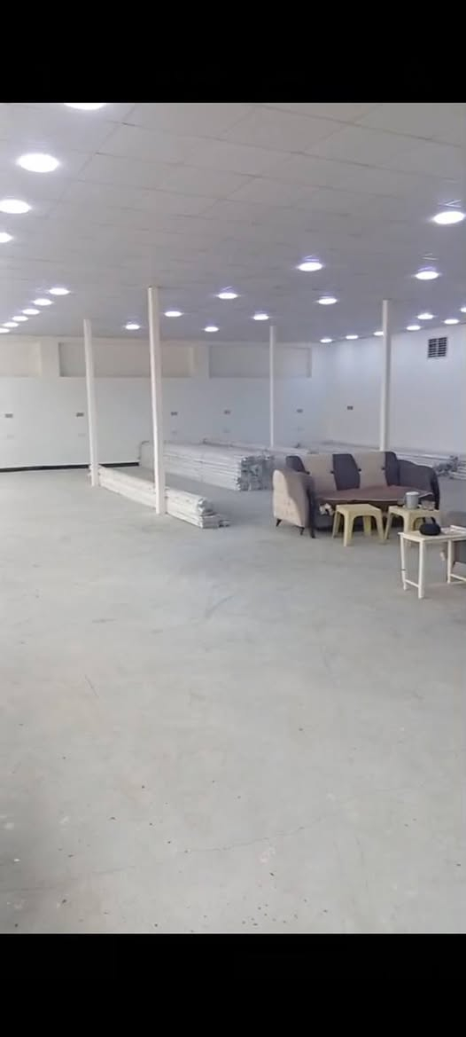 شركه سيراميك وأبواب للبيع في كربلاء 
في موقع مميز تبعد عن الامام الحسين مسافه قريبه 
واجهة الشركه ٣٥ متر 
على الشارع الرئيسي المبلط 
تحتوي الشركه على مخازن خلفيه وعلى غرف نوم استقبال + غرف مكاتب وصالات عرض 
طابو ٢٥ 
المساحه أكثر من ألف متر 
على جهة العطيشي 
السعر مع الأرضيات والأبواب ١٩٨ مليون وبيه مجال قليل
للاستفسار الاتصال على الرقمين 
***********
*********** كربلاء, العراق
