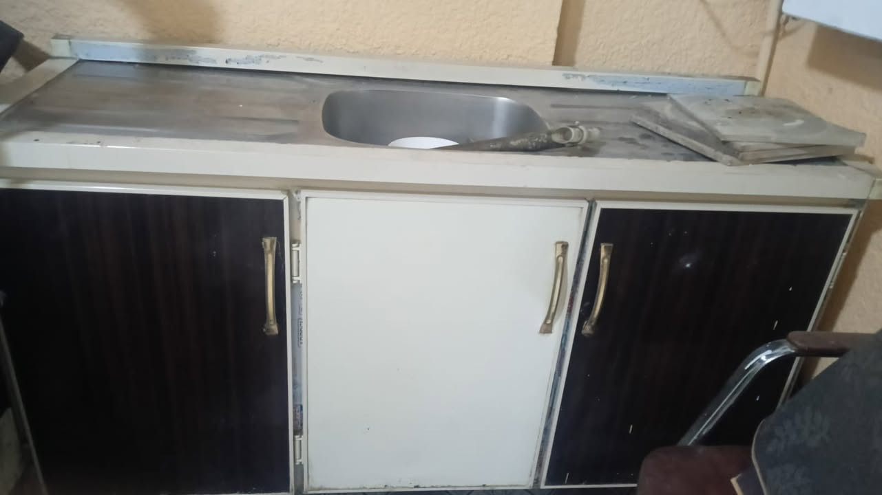 السلام عليكم كاونتر ثلاث ابواب سنك للبيع السعر ١٠٠ قفل مكاني بغداد للاتصال والاستفسار  ***********”
