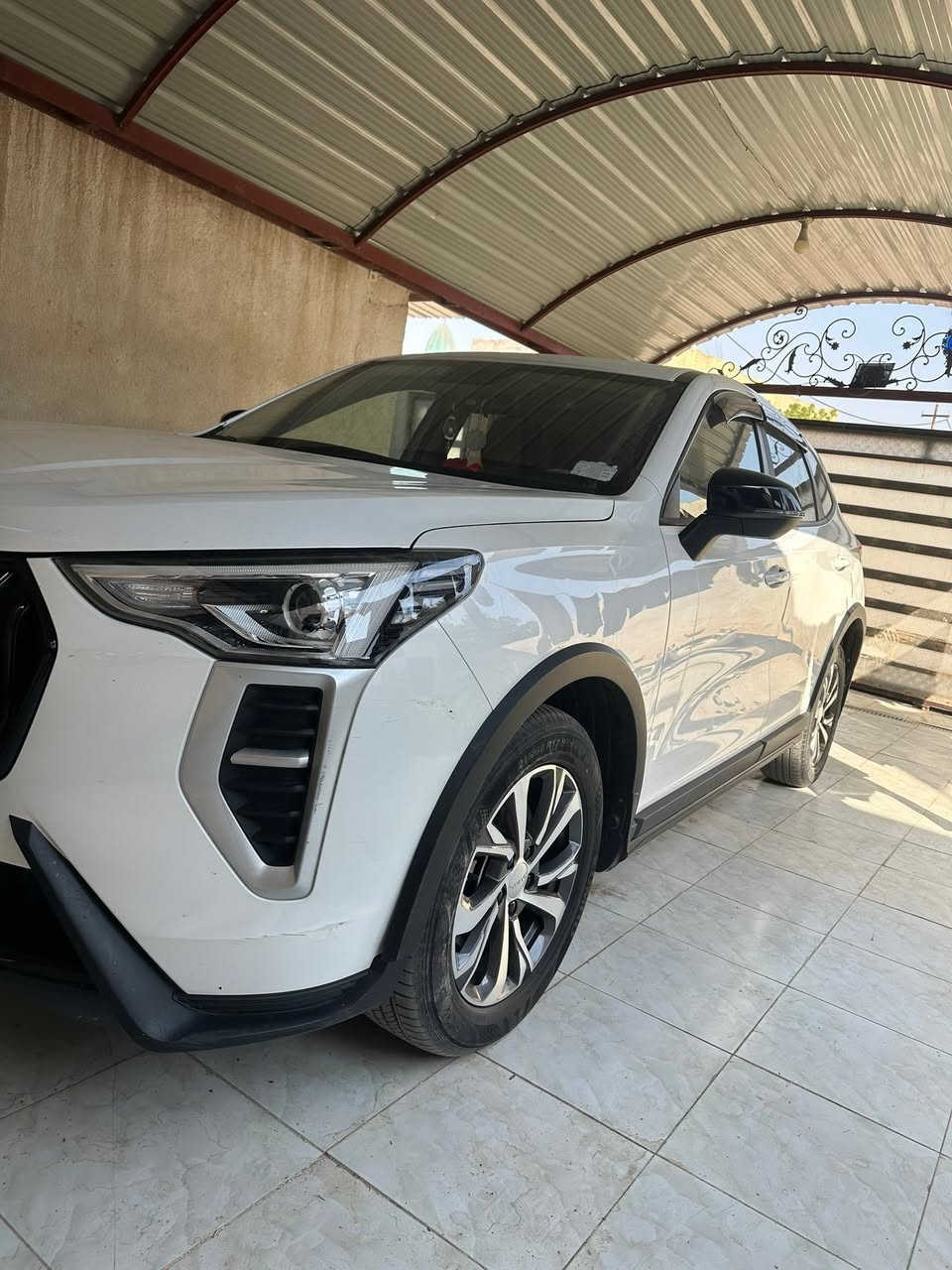 للبيع سيارة هافال جوليان Haval Jolion 2024 نص فول
اللون: أبيض لؤلؤي
الرقم: بصراوي 

**المواصفات:**
- الموديل: 2024
- المحرك: 1.5 تيربو
- الكير: اوتوماتيك DCT
- المسافة: 30,000 كم فقط
- الفئة: نص فول 
- **اهم المواصفات**: 
  كاميرا خلفية، بصمة
  تحكم ستيرن، حساسات خلفية فقط
  كشنات جلد ،تبريد خلفي،
- الضرر:شخطه خفيفه بالدعاميه الاماميه
- الحالة:كفاله عامة  

**السعر: 150 ورقة وبيه مجال**
**المكان:** البصرة - النشوة قرب حقل مجنون 
**للاستفسار:** ***********

السيارة جاهزة للفحص في اي وقت
التفاوض بالمعقول
