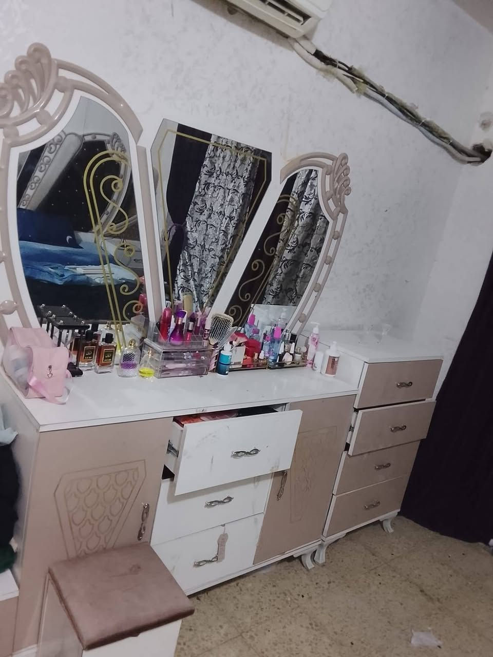 غرفة نوم 7 قطع
بهذا الشكل  مابيهة كسر فقط مراية الكنتور بيهة فطر  يردوهة ب280 وبيهة مجال 

المكان / الكريعات 
***********
