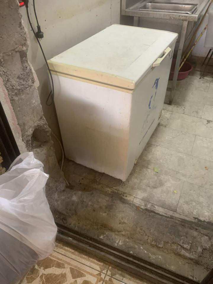 السلام عليكم اغراض مطعم للبيع وتتضمن برادات عدد٢ عارضة مقبلات مجمدة سنك الماني ميز ستيل الماني حماية ٦ بلانك طباخ ٤ عيون مع ادوات مطبخ كاملة فرن ستيل شوي دجاج او معجنات كبير منقلة كبيرة لشوي الدجاج والاجنحة حوض اسماك مع شواية مع طباكات شوي السمج وطباكات شوي الاجنحة ميوزة وكراسي نظيفات جدا للاتصال ***********
