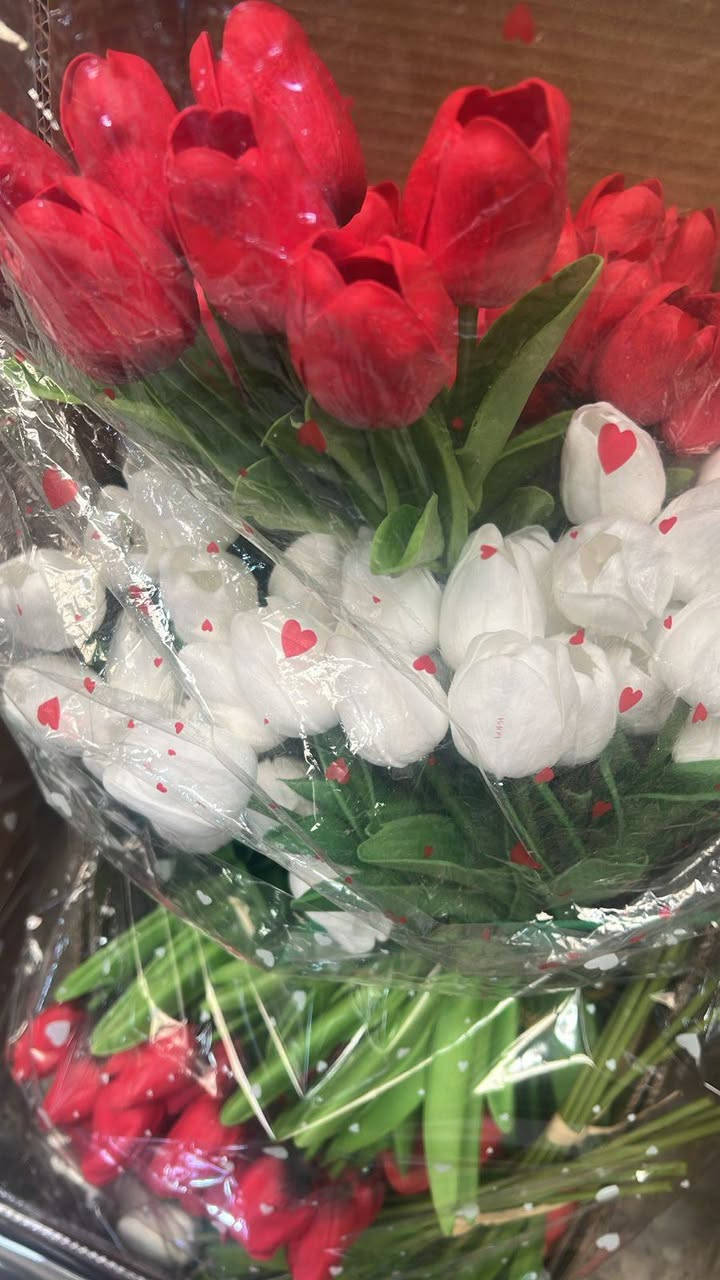 السلام عليكم يوجد ورد صناعي
يوجد خدمه توصيل
 للتوصل واتس 
***********
