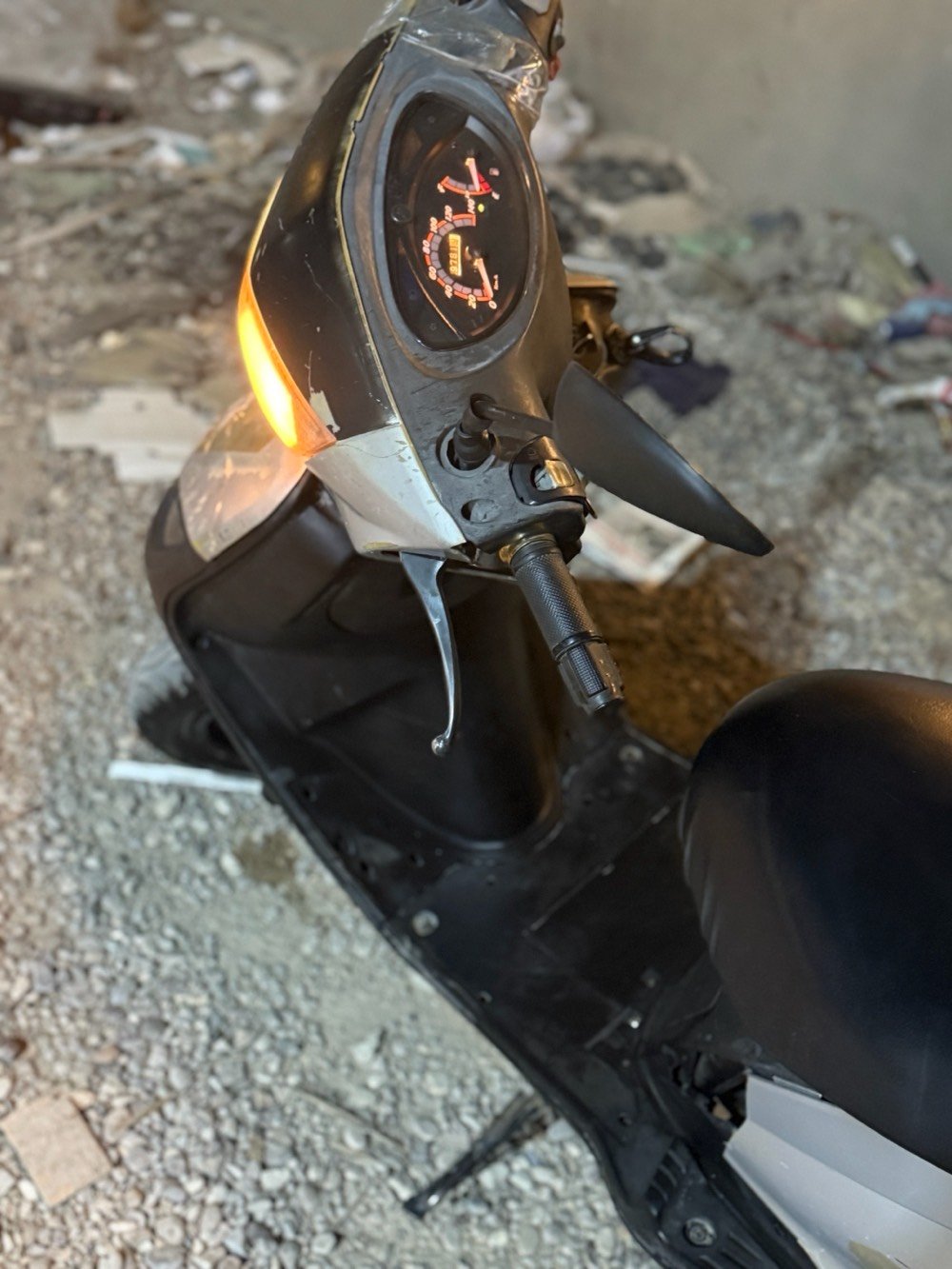 سلام عليكم دراجة ماكس 140 مفتوحة مرة وحدة تجفيت مضبوط دراجة بلادية كفرات ختم واحد ضفيرة كلة بلادي باتري جديد تايرات جدد عداد سرعة بس يرادلة قمجي ومال بانزين شغال كهربائيات كاملة دبل اشارة اشارة يمنة يسرة شلعة معدل بريك خلفي شغال دراجة نكرة هندر شغال ستاند صفح ستاند تعليك دراجة كاملة من كل النواحي تصرف بس بانزين ودهن السعر325 وبيها مجال لشراية العنوان حي القاهرة الدلفية