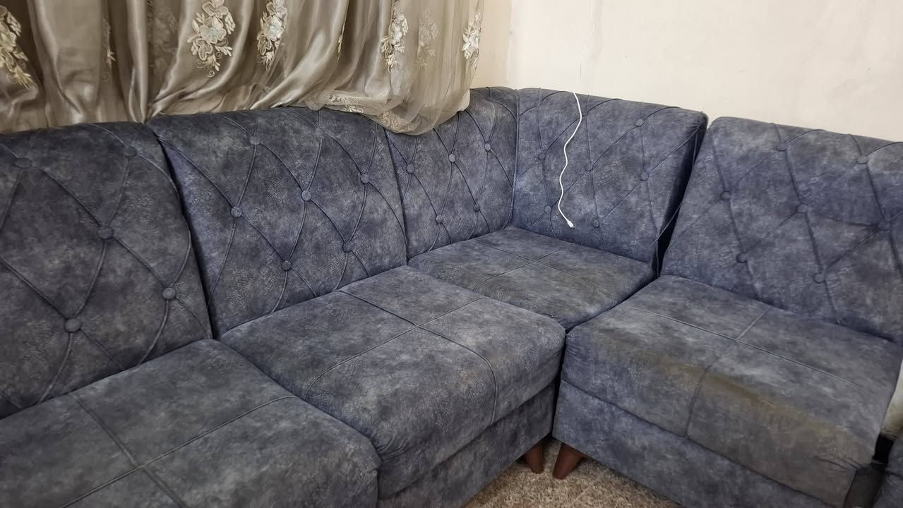 ديوان مستعمل نظيف السعر ٧٥ الف المكان الاعظمية للاستفسار ***********
