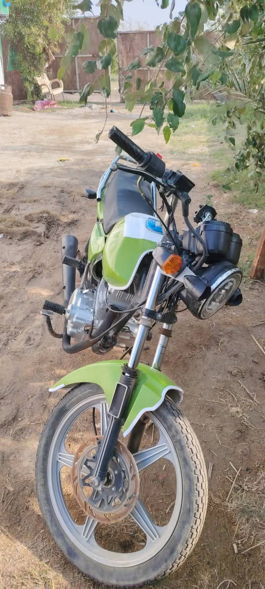 يالله سلام عليكم دراجه دايون عضم 
مديل 23 اوراق اصولي محرك 125 مامفتوح 
دراجه كله شغاله كفاله من تاير للتاير 
ترهم مراوس هم سعر 700 وبيهه مجال 
مكان حله الحمزه الغربي قرب شركه الاتحاد 
***********
