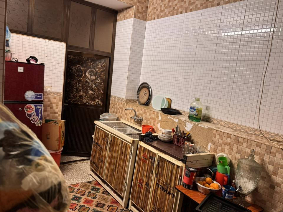 سلام عليكم بيت في حي كوفه شارع صوره الجهه اليسره قرب اسواق ادم اول فرع ع شارع صوره خدمات تبليط مجاري فرع عريض البيت100متر مربع 10+10السعر التصال ع رقم***********
