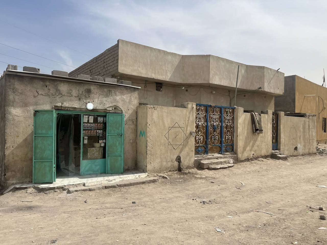 سلام عليكم بيت البيع البصره زبير الدواجن ثاني بيت علا شارع تصوير واضح تاريخ بناء2020مساحه 300متر تفاصيل واضحه 
سعر 38مليون بي مجال بيع مستعجل بسبب ضورف رقم الهاتف ***********
