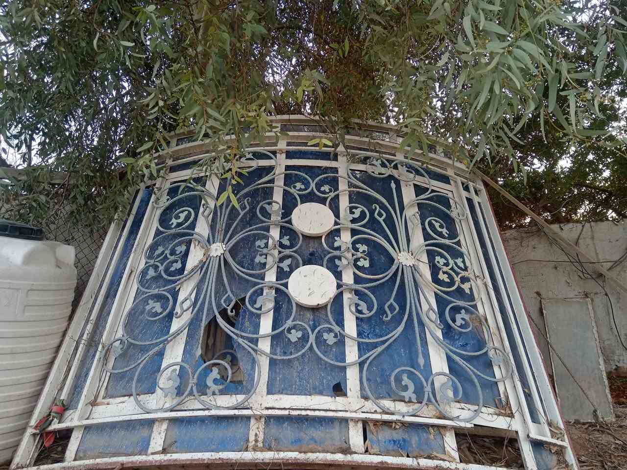 شبابيج العدد ثنين فر الارتفاع مترين ونص طول وعرض   وفريمات   ***********
