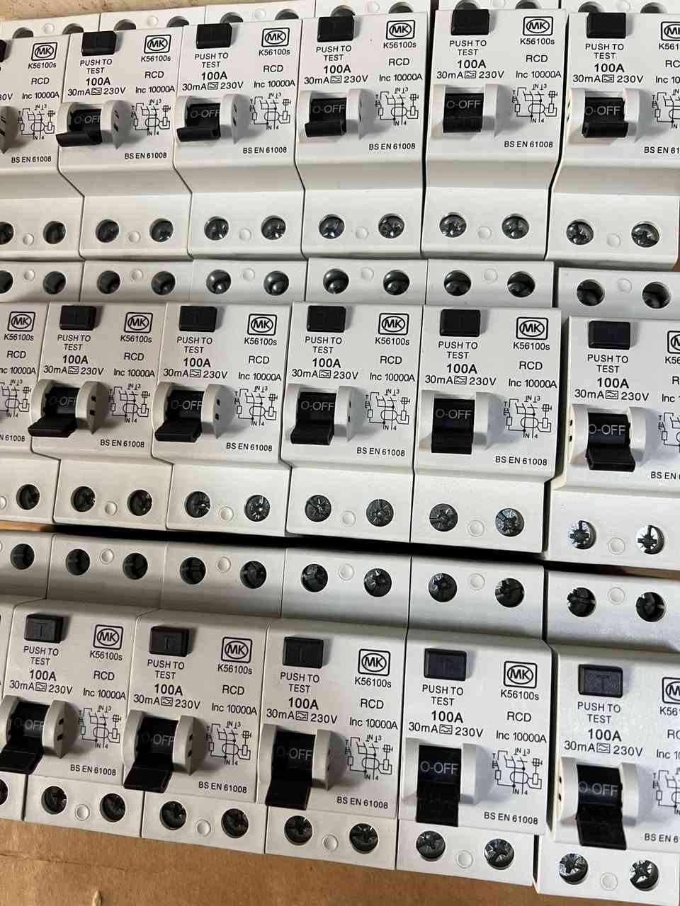 السلام عليكم يتوفر 
جوزه ايرثكج ثنائي Mk ١٠٠ أمبير 👈 ٨ الاف 
توجد خدمه توصيل الجميع المحافظات ***********
