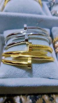 اساور مميزه • ضمان • الرمادي