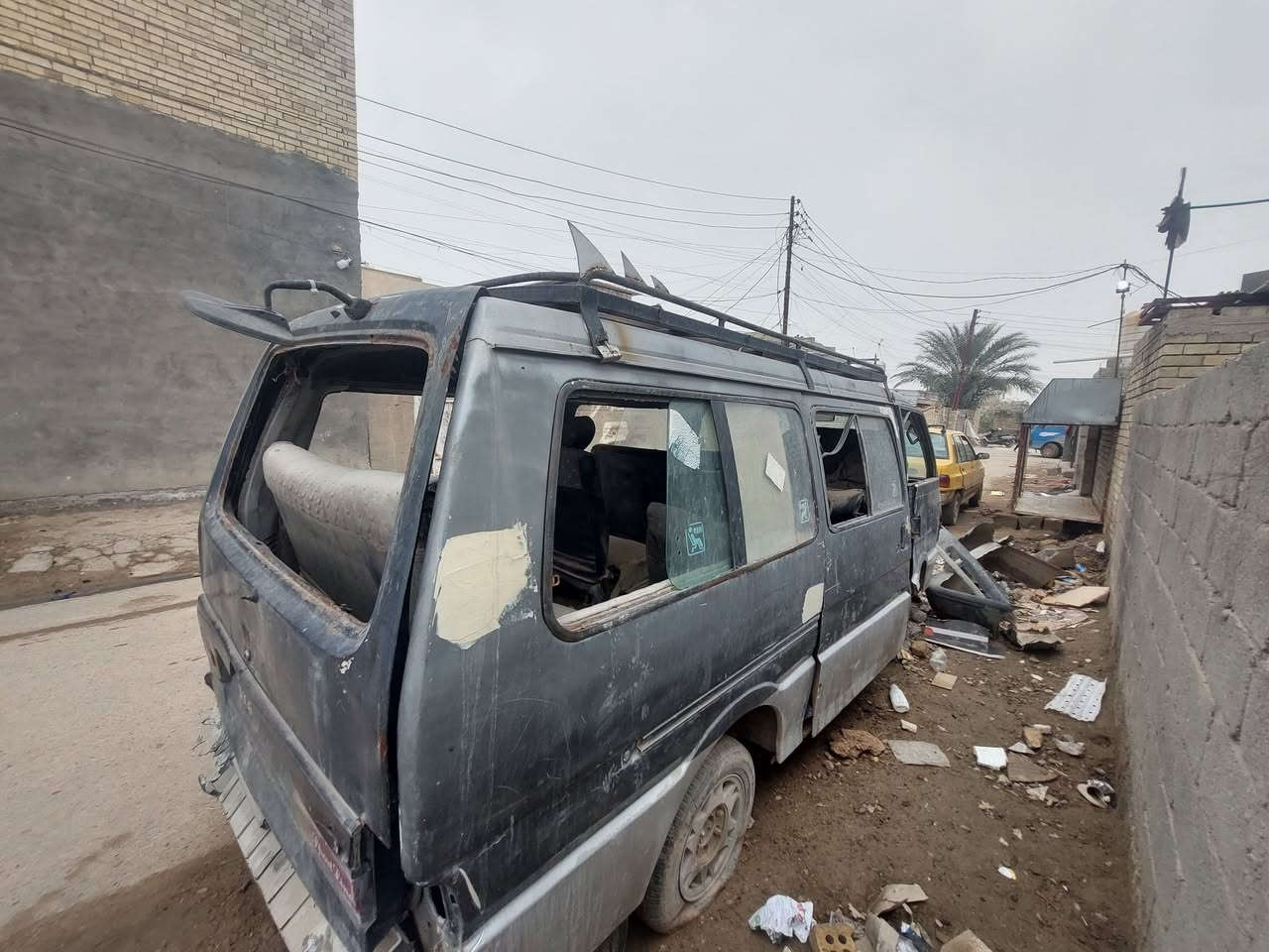 السلام عليكم كيا بستا ٩٥ مكينه جديد مجفتها كير خير من الله ابيع كوم حديد شوفت عينك السارة كاعده صار ٣ اشهر مطروحه 
***********
