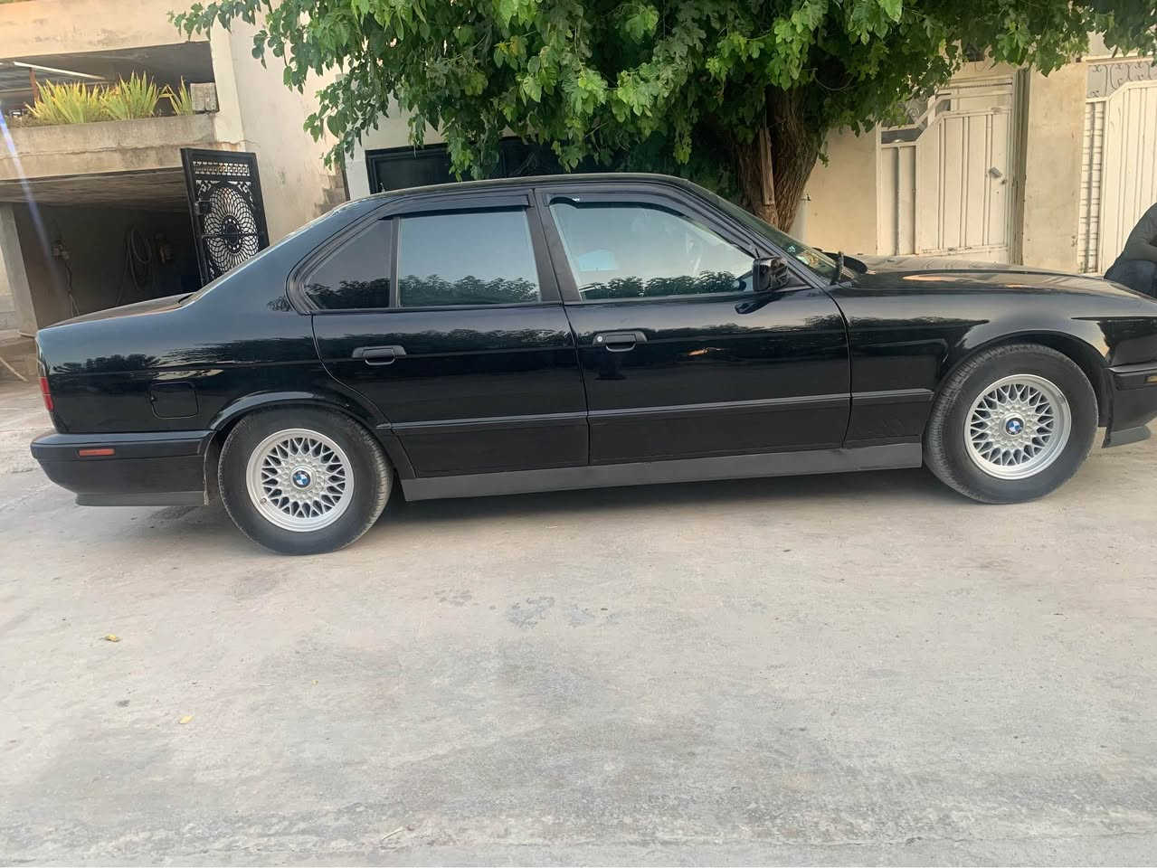 بیئیم مۆدێل ٩٤  تەبریت لە سەر سیوچ تۆماتیک ٤ جام کارەبا فول بەس سلایت نیە سەنەوی تازە تا ٢٠٣٠ تازەیە کارەبای کامل بەشەرت گێرو مەکینەی بەشەرت هەڵمی نیە تازە رۆنی گێرو مەکینەم گۆریوە چوار تایەو ویلی لۆکی لەسەرە پێشو پشتی کەپسە لەسەر ساخی کامل کورە کراوە  ٦٩ معامەلەیەکی برایانە
***********
*********** Singapore
