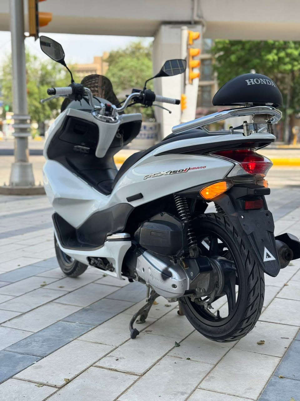السلام عليكم للبيع دراجه pcxجيل الاول  دراجة  ماخذها رمبه الدراجه وأعلى ايدي حجم مكينه 150ياباني الاصلي دراجه جديده مال جناي وعلئ ايدي لون ابيض   
ياباني الاصلي دراجه كامله أستان كهربائي حساس ازدحام سويجات دراجه جديده الدراجه  احلا من الصور مال جناي المكان بغداد دراجة مكفوله اي نقص مابيه السعر 1450
وبيها مجال بسيط  
اي استفسار *********** Colombo, Sri Lanka
