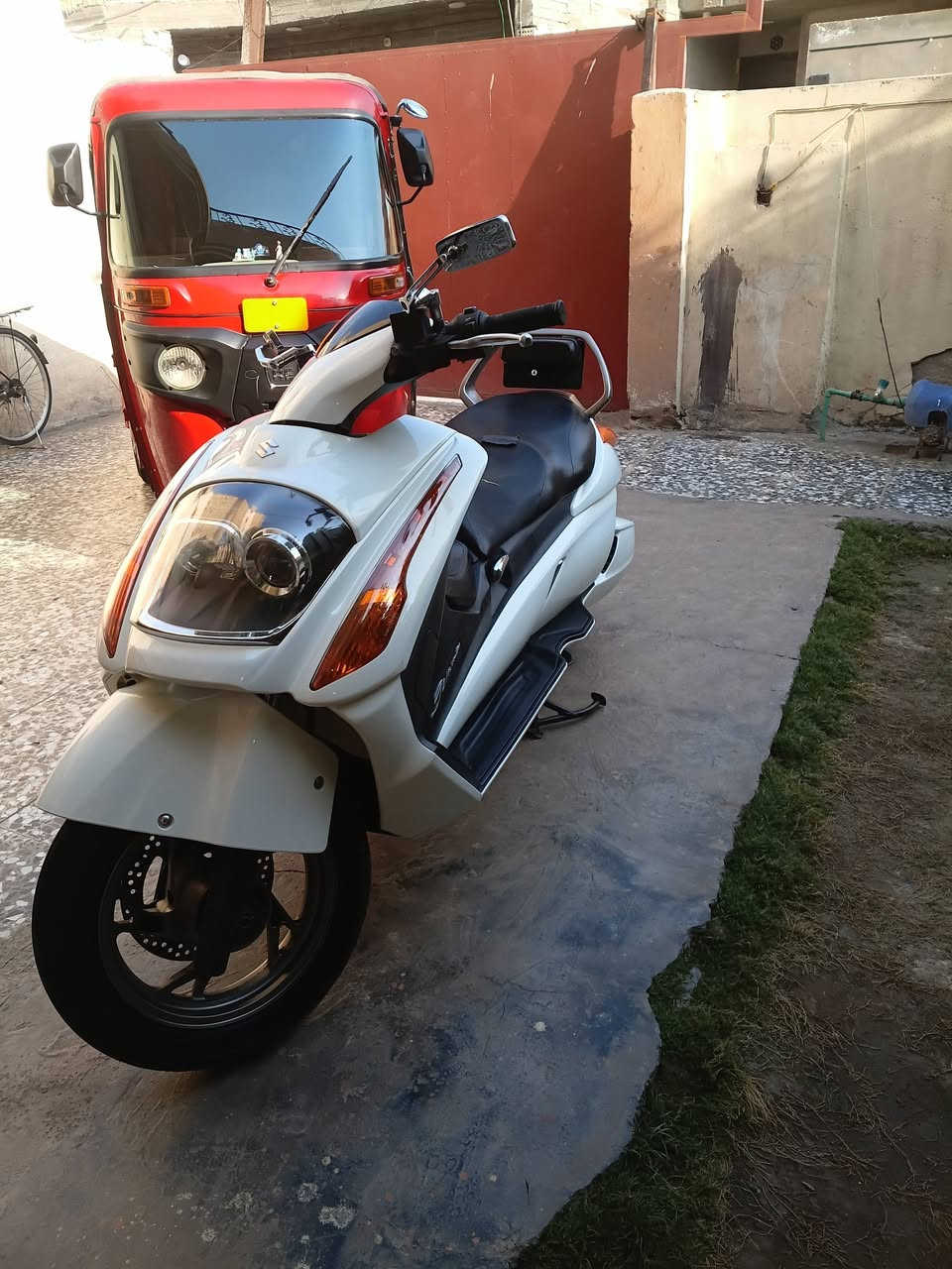 دراجة سازوكي كمة
أوراق اصولية كاملة
منزلهة من الرمبة صار شهر 
ماشية 10 الف اخت الزيرو 
السعر 15 ورقة 
رقم الهاتف ***********
