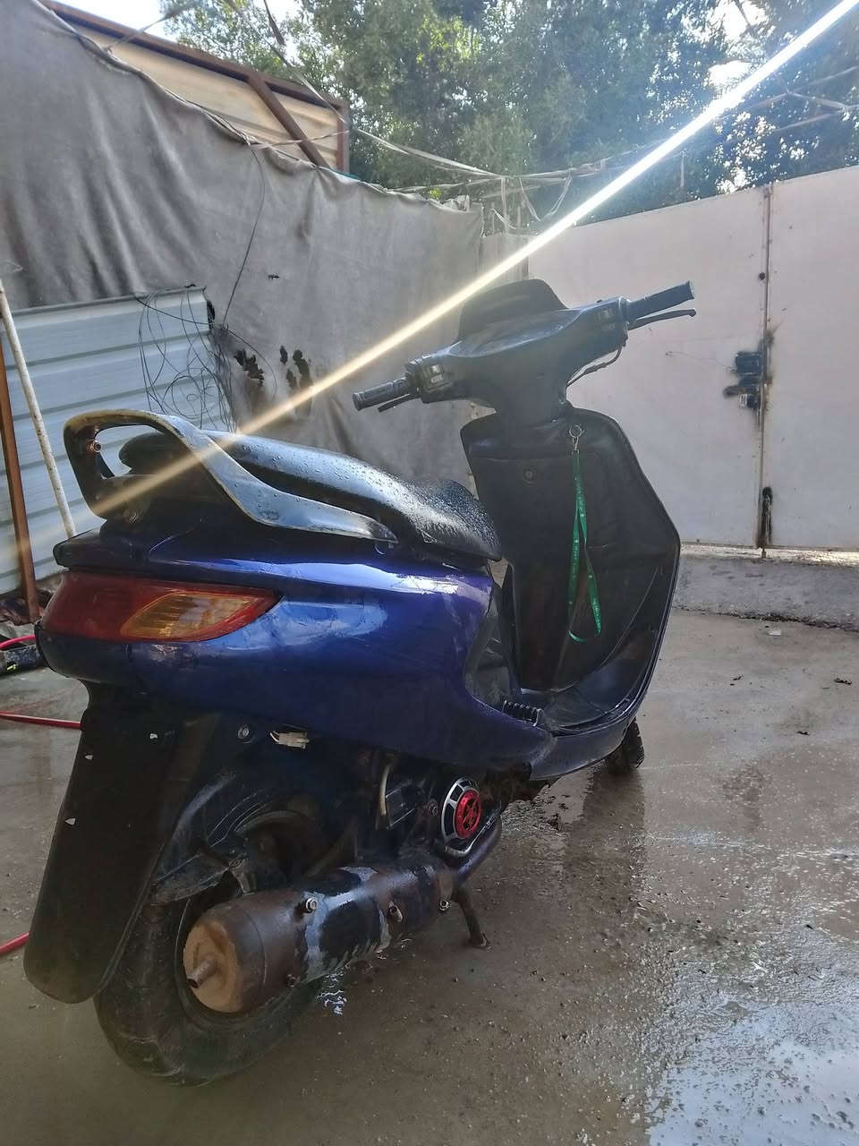 السلام عليكم دراجه فراشة فحل 4T للبيع المكينه ما مفتوحه مكفوله فقط  لايت زنون راجز الكلج الامامي بي صوت فقط السعر 275 وبيه مجال بسيط للتواصل *********** او الخاص مفتوح
