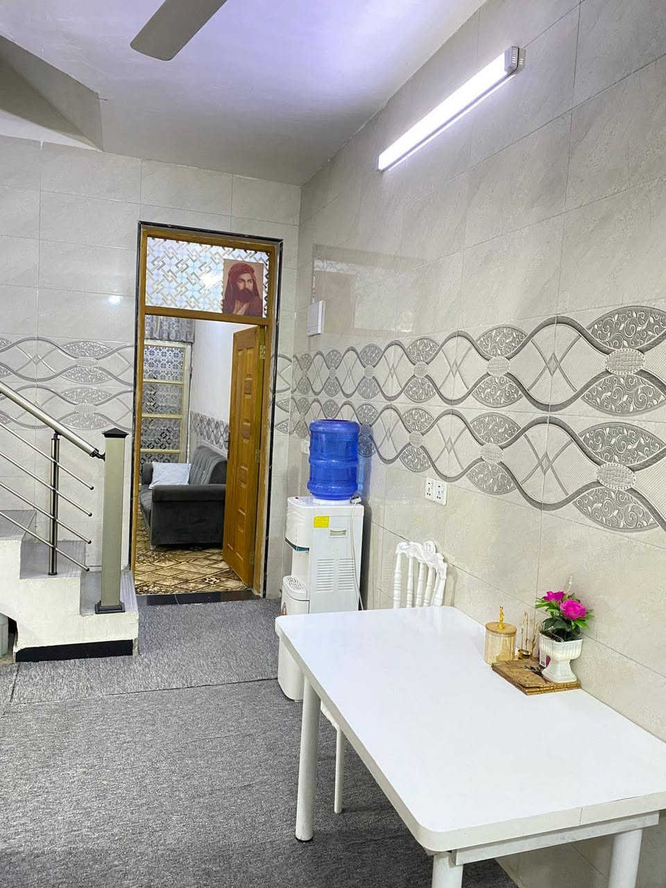 بيت ٥٠ متر مقابل قطاع السابع نهاية شارع الاخضر قاطين بناء حديث ارتفاع البيت ٥٠ سم استقبال ومطبخ وحولي وحمام داخلي والطابق الثاني غرفتين غرفة على الشارع بيها بلكونة
***********
