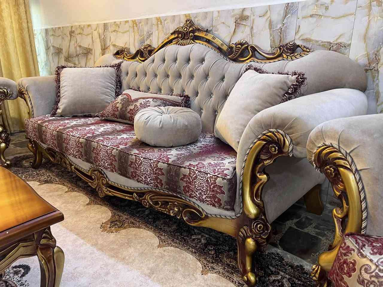 تخم تركي عشر مقاعد مع وسطيه خشب زان نظيف جداً مكانه المنصور ٩٠٠ ***********

