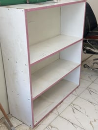 للبيع. رفوف ارتفاع متر وعرض متر عدد ٦ نضيفات جدا للاستفسار الاتصال :07...