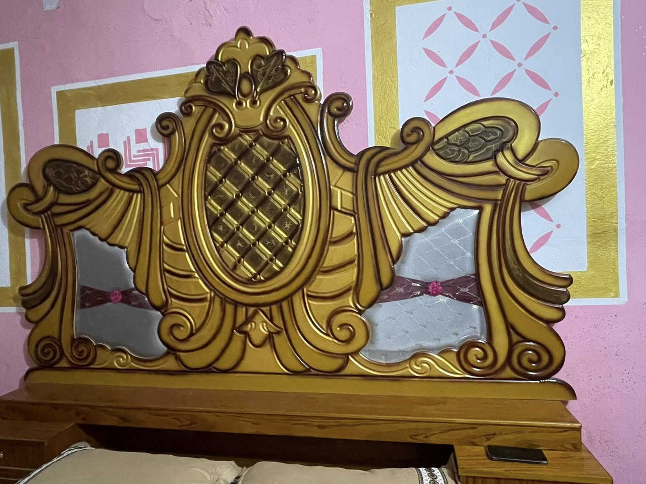 غرفه البيع سعره 600وبيه مجال مابيه اي ضررر جديده ستعمال شهرين ستفسار *********** العنوان خالص اسود صغير
