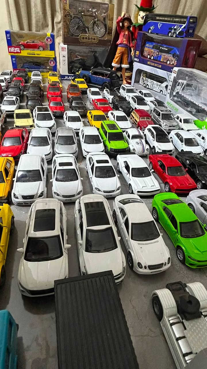 السلام عليكم اخوان مصغرات سيارات 
بيهن ماركة welly وبيهن عاديات 
سعر القطعه بالمفرد 4,000 
وماركة welly سعر القطعه 6,000
والقطع الكبار كلشي وسعره 

مصغرات عاديه سعر الدرزن 40,000 انت تختار نوع السيارات
ماركة Welly سعر الدرزن 70,000

❌ التوصيل مجاني بالدرزن 
***********
