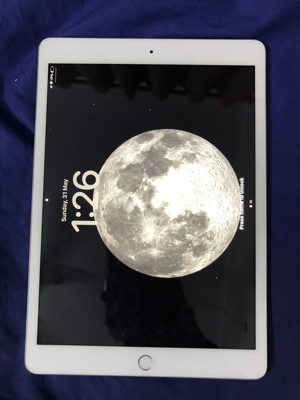 السلام عليكم
ايباد ٧
ذاكرة ١٢٨
نموذج M
على وضع الشركة ما مفتوح ولا مبدل بي شي 
وياه كارتونة و قلم 
فقط بي هذا الخلل بقاعدة الشحن موضح بالفيديو 
…….
سعره : ١٦٠ وبي مجال 
المكان : شارع فلسطين 
الرقم : ***********
يتوفر توصيل للمناطق القريبة على شارع فلسطين
