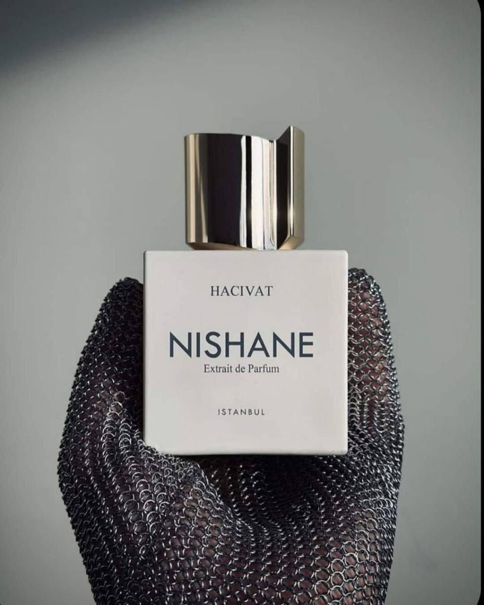 ⚜️NISHANE _ HACIVAT 🇹🇷
عطر نيشاني هاتشيفات من دار ( نيشان ) التركية المميزة اكسترا دي بارفام ⚜️

⚜️اجعل كل لحظة مميزة مع عطر نيشاني الفاخر بأداء جباااار. انغمس في روعة الأناقة والتميز مع رائحة تدوم طويلاً، وتعكس شخصيتك القوية والجذابة 
من أجمل افتتاحيات العطور في عالم
إفتتاحية العطر العسل, الزعفران, ثمار التين, البنفسج و المريمية; قلب العطر الورد, أوسمانثوس , جوزه الطيب, الياسمين و إبره الراعي; قاعدة العطر تتكون من العود, الويسكي, الفانيليا, الجلود, العنبر, بلسم غرجان, القرفة و خشب الأرز.

⚜️ مميزات العطر:
⚜️- تركيبة راقية: مزيج متناغم من النوتات العطرية الفاخرة التي تضيف عمقًا وتميزًا لرائحتك.
⚜️- ثبات لا يُضاهى: يبقى معك طوال اليوم ليمنحك شعورًا دائمًا بالثقة والجاذبية.
⚜️- تصميم فاخر: زجاجة أنيقة تعكس الفخامة والرقي، مثالية لتزيين مجموعة عطورك.
⚜️-مناسب للجنسين نساء ورجال 
تميز بأناقتك وأسلوبك الخاص مع عطر نيشاني. جاذبية لا تقاوم وثقة لا تهتز!
#الاصلي المنشأ تركيا 🇹🇷💯


**إذا كنت صاحب هذا الإعلان وتريد حذفه لأي سبب، رجاءا أرسل رسالة إلى الدعم الفني**