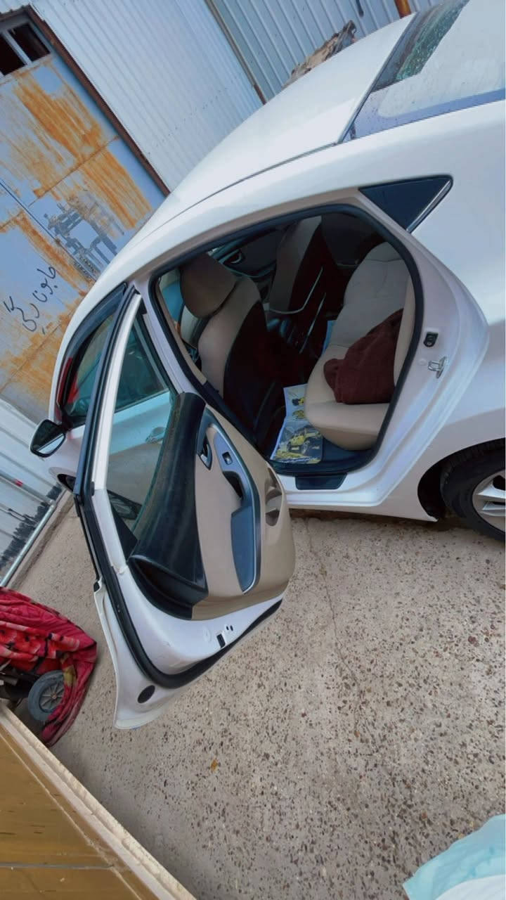 مكينه 2000 فول عده بصمه
صبغ بنيد وبعض ملاحظات بسيطه بارد السياره بدون ضربه او حادث 
مفتوح تايم كيس فقط
مكان البياع ***********
