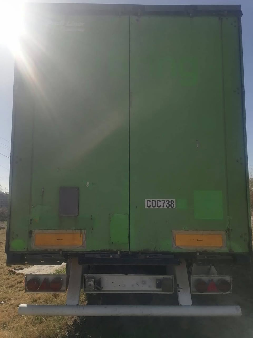 السلام عليكم .
عربانه تريلة نوع كروني الماني 2017 
منفيس كامل تايرات نظيفة بنز وليس دسك 
للبيع المكان بغداد .
للاستفسار الاتصال على الارقام التالية 
‏‪***********‬‏
***********
