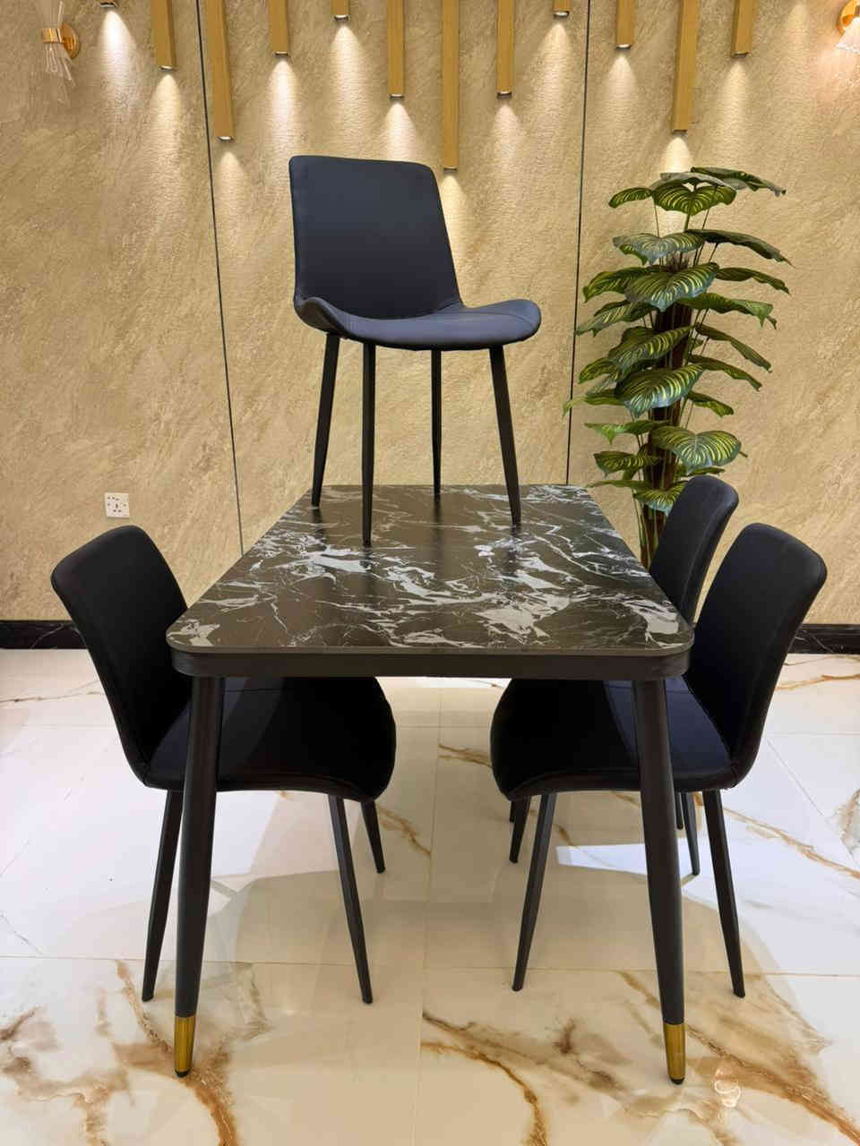 ميز طعام 4 كرسي الاصلي تركي مرمر درجةً اولى العنوان معرض ضياء شارع الخليج مقابل مرطبات زهرة الخليج ***********
