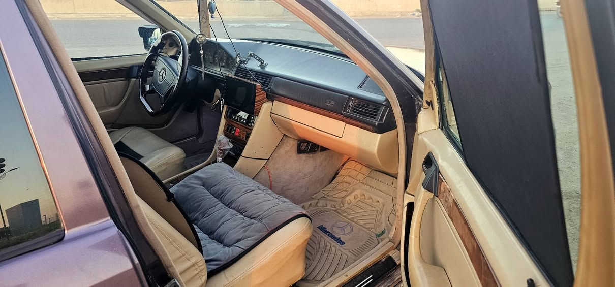 مرسيدس دب w124 موديل ٩٣ 
١- بلادي محرك ٦ سلندر منظومة عنكبوت جاهزة شرط دهن لوكيمولي بيه
٢- حدادية صدر جاهزة
٣-منظومة دبل فيت بم واحد يشتغل وثاني طافي حسب الحاجة فقط تبدل فيشة وصمام نازل من تانكي حتى تبدل اي قطعة بالمنظومة .دون خسارة قطرة بانزين
٤-منظومة زينون بليل  شمسيه عدسة عين الشيطان 
٥-كهربائيات كلها جاهزة
٦-تبريد ثلج وانسى حماوة ضفت منظومة مرشات للراديتر حتى لمكينة ترتاح أكثر
٧-دوشمة جديدة بلادي 
٨-زوج تايرات امامي مبدل جديد
٩-رقم جديد بأسمي وبدون غرامة 
١٠-دركة amg جديدة 
١١- مي أخضر زيتي نوعية ممتازة وراديتر.جديد
السيارة جاهزة ان شاءالله وماكو اي نقص صبغها عام للجمالية ومعتني بيها حيل ونظيفة وبالعافية لتكون من نصيبه
السعر ٧٢ ورقة وبيه مجال للشراي والطيب مكانها بغداد اي استفسار على الخاص او على الواتس اب ***********

