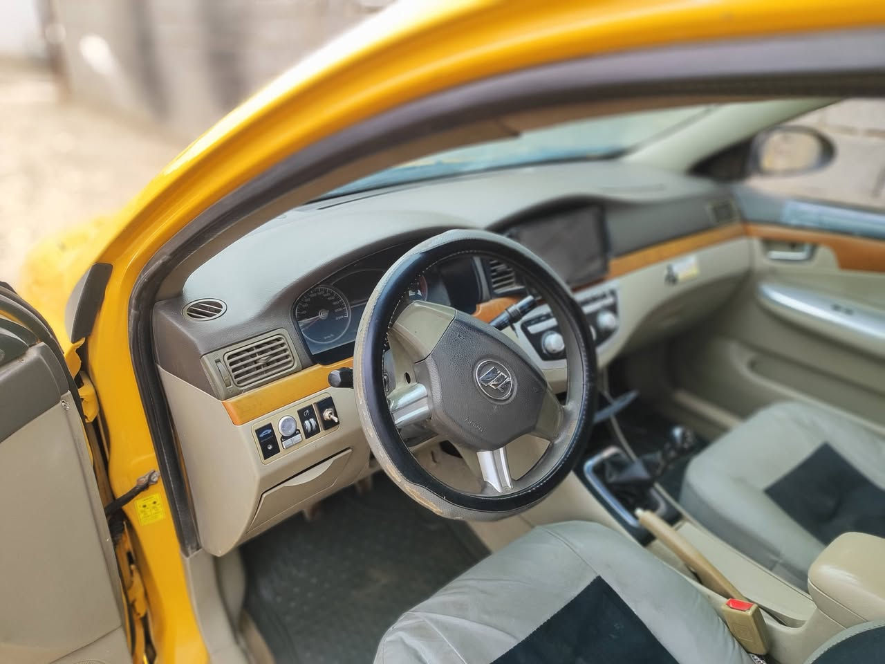 ليفان 620مودي 13
كير  عادي  مكينه وكيرومكفول 
رقم بغداد نكليزي  
هيئه مصفره غرامات مصفره هزه جديده  كبل تحويل 
تبريد شغال تدفئه  ليت زنون  سايد روف شغال 
سعر 38بيه مجال بصيط
سياره بلاديه بدون ضربه 
مكاني بغداد ابو غريب ***********
