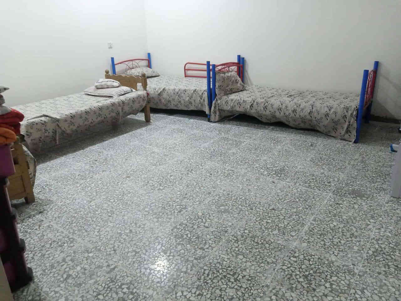 السلام عليكم ورحمة الله وبركاته يوجد لدينا بيت مساحته 110متر البيت يرهم مراوس أو بيع بي عرفه نوم وحده وصاله ومطبخ وخدمات وساحه داخليه  بشارع بغداد 2بيت فرعي بصفحت الري منطقت الدوانم مقابيل سويب ول شرطة الخامسة 
البيت جاهز السكن بس نقصه البيتونه مغلفيها بسندويج البيت سعره كلش حلو السعر(65)وبي مجال  الستفسار علا الاتصال ***********
***********بيهن وتساب
