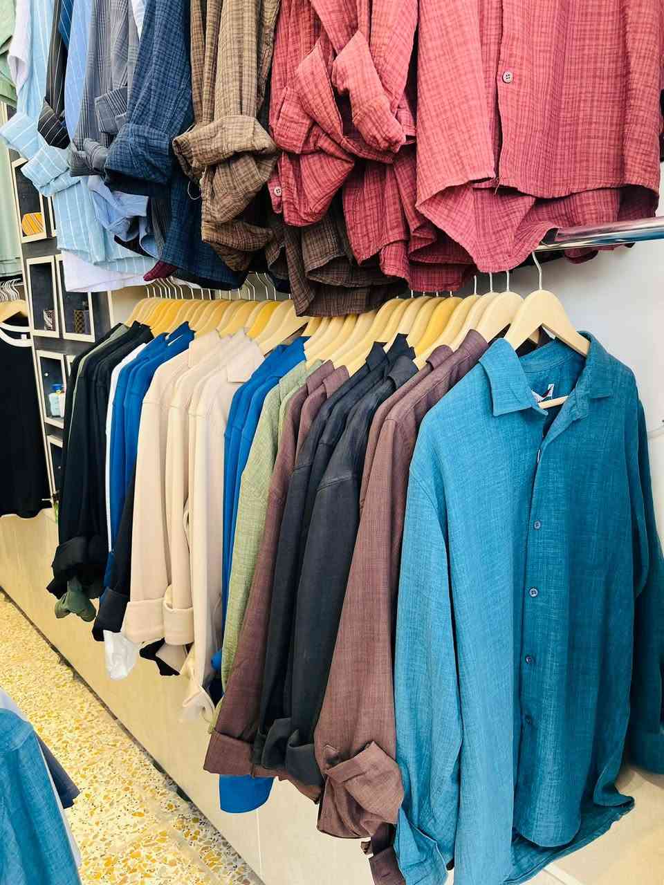 السلام عليكم محل ملابس رجالي للبيع ، مشروع كامل وجاهز وكلشي جديد
محل ملابس كامل وجديد للبيع ديكور وبضاعة درجة اولى 
ديكور خشب mdf تركي نوعية ممتازة للمحل كامل
المحل بي جام خانة ، سبلت جديد 2 طن جداري crafft
ملكانات كاملات 2 وحدة منهن اشتريتها ب١٨٠ الف 
ملكانات صدر فقط عدد 8 نوعية ممتازة
ستاند حديد ثقيل جهتين 
ستاند تصوير 
اوتي بخاري اصلي نوعية نوال
لدات اضاءة درجة اولى عدد ١٠ 
ميز كاشير نوعية ممتازة جديد
تعاليگ عدد اكثر من ٢٥٠ تعلاكة نوعية ممتازة
بضاعة درجة اولى 
بناطير جينز ماركات وبوري 
بناطير قماش تركي وموهير ولنن
قمصان رسمي زارا وبينزو اصلي وروبينتو ومقلم
قمصان لنن تركي ، قمصان كاروهات تركي لاست مان 
تيشيرت نص ردان حلقة وياخة حرير وحجري وموهير 
بجايم وتراكسودات وسوتات 
اربطة عادي وايطالي واحزمة وركسونات 

المحل بي بيج انشر بي وكذلك شغال لكن بسبب ضروف خاصة عرضتة للبيع الديكور والغراض كلها جديدة ودرجة اولى وكذلك البضاعة اليحب يتواصل وياي او يتصل *********** - ‭***********‬
المكان بابل - حلة حي المهندسين قرب جنة مول

