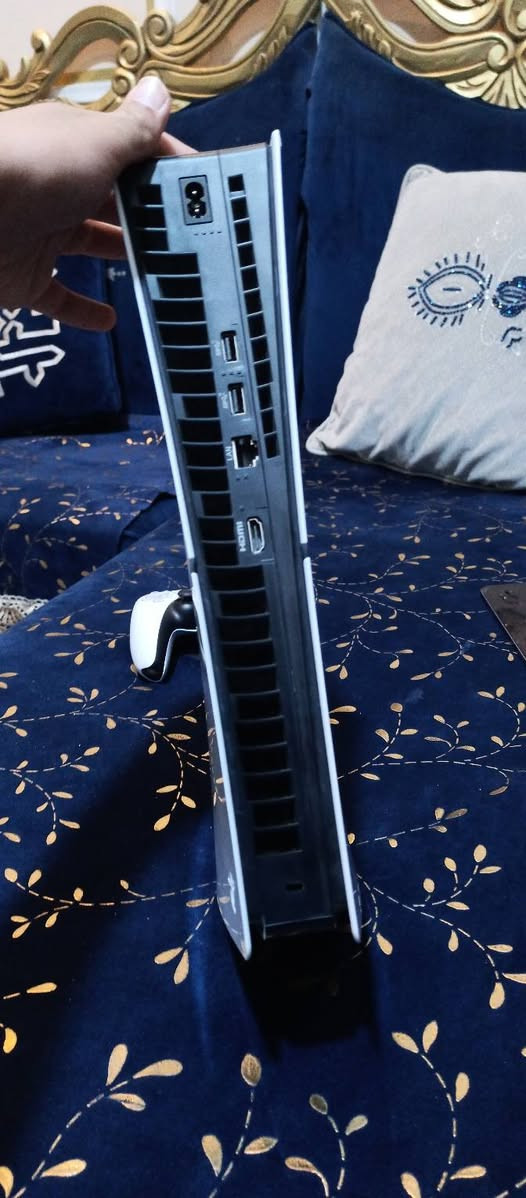 سلام عليكم بلي ستيشن فايف واحد تيرا نضيف كامل ملحقاته جوستك اصلي وكارتون نضافه فول وياء 50لعبه قويات السعر٥٢٥وبي مجال قليل بيع مستعجل المكان بصره زبير***********
