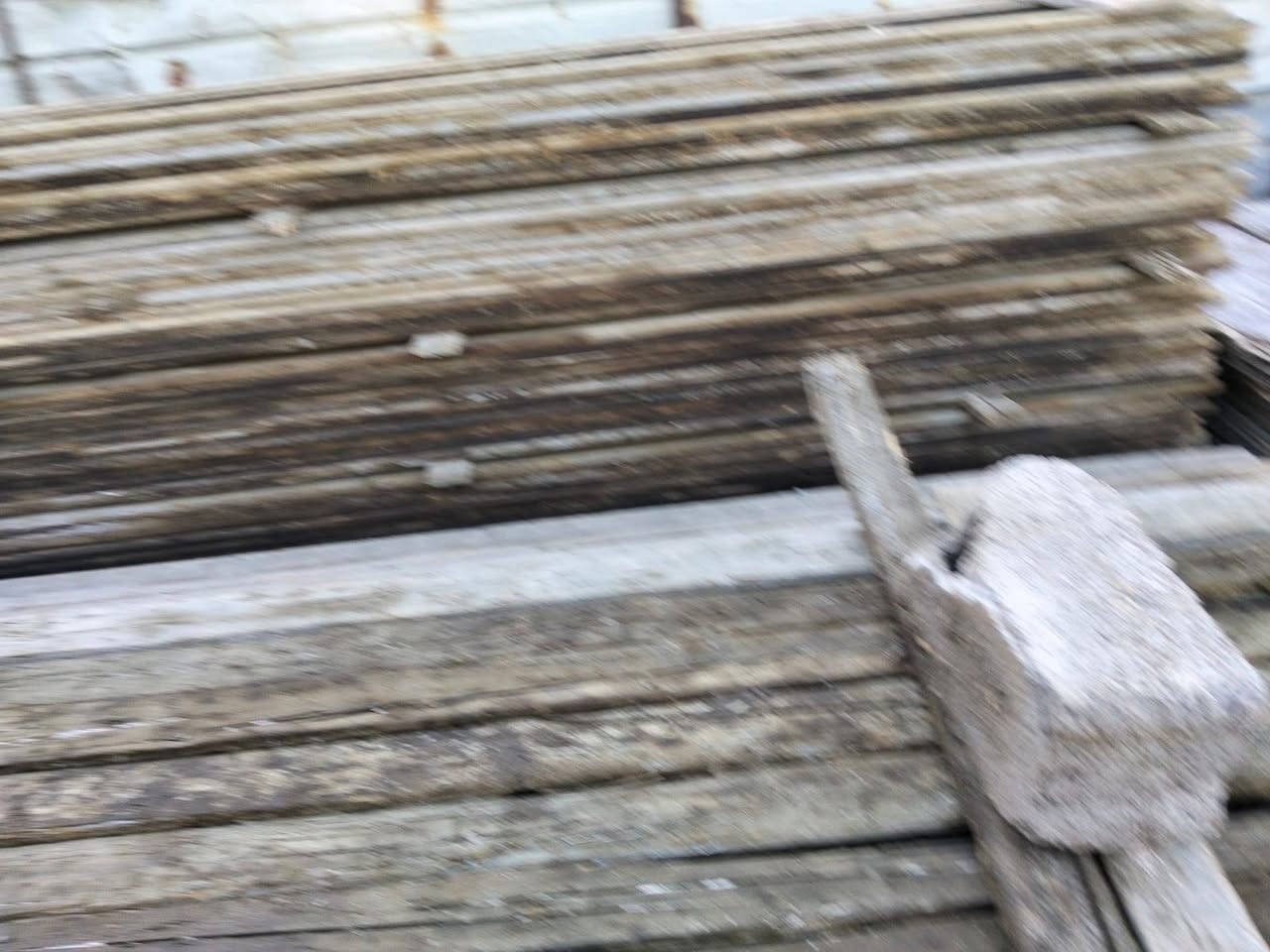 خشب للبيع نظيف تقريباً 11مكعب لو أكثر   بس اللوح ال4متر 6مكعبات / وياه 200تكمه بدون جكات
موقع الخشب/بغداد البياع قرب تقاطع درويش
الإتصال /*********** سعد 
اخون الي يريد يشتري الخشب يتصل بصاحب الخشب على الرقم أعلاه اني مكلف بالنشر
