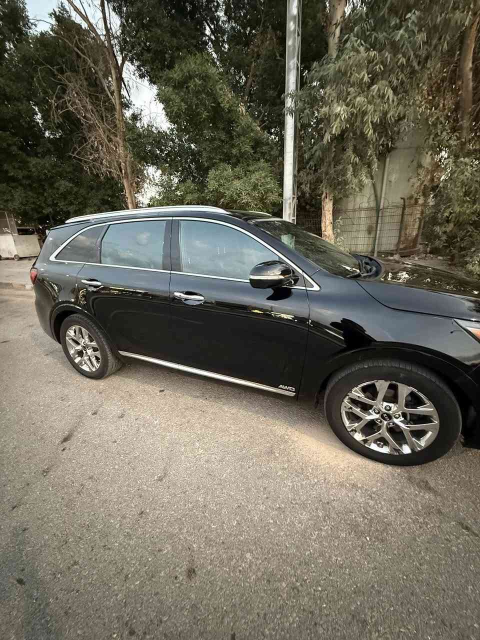 السلام عليكم سورنتو sxl يعني فول مواصفات السيارة مستوردها على ايدي و حادثها مبدل بي فقط البنيد و الايرباكات مبدلة و راجعة شركة السيارة ماشية 73 الف و مواصفاتها هواي من لايت داينمك ويه الستيرن و اربع كامرات و رادار و كراسي كهرباء 14 حركة و مقاعد جلد نابا و السقف شاموا و بانوراما تدفئة و تبريد بالكراسي الامامية و تدفئة بالخلفية و بردات و ابل كاربلاي و اندرويد اوتو و بعد بيها هواي ، مكان السيارة النجف و هذا الرقم بي واتساب ***********
