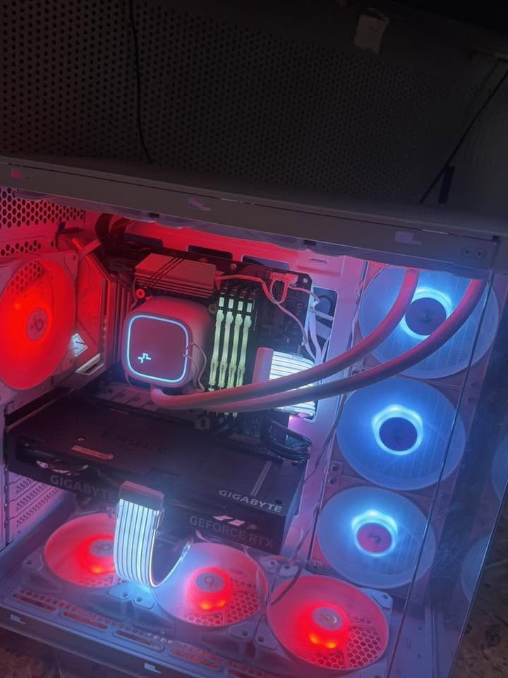 معالج i7:11700k انتل
من الممكن يتطور إلى ٥٠٧٠ GPU 4060 نسخه الايكل كيكا بايات 
تخزين ٤  تيرا m.2 ssd  او ١ تيرا حسب رغبه المشتري 
متوفر من ١/١٠ تيرا 
مذر بور ستيل ليجن z590 As rock 
مائي وايت اديشن ديب كول 
بور 750 
رامات 32 ddr 4 :3200 mz 
كنك ستوم فيو راي 
كيس زكماتك الوايت بانوراما 
الكيس يحتوي ع ٩ فأنات تبريد حاليا 
+ كيبلات اكستيشن 

مكاني محافظه بابل 
وعندي توصيل لجميع المحافظات 
***********
