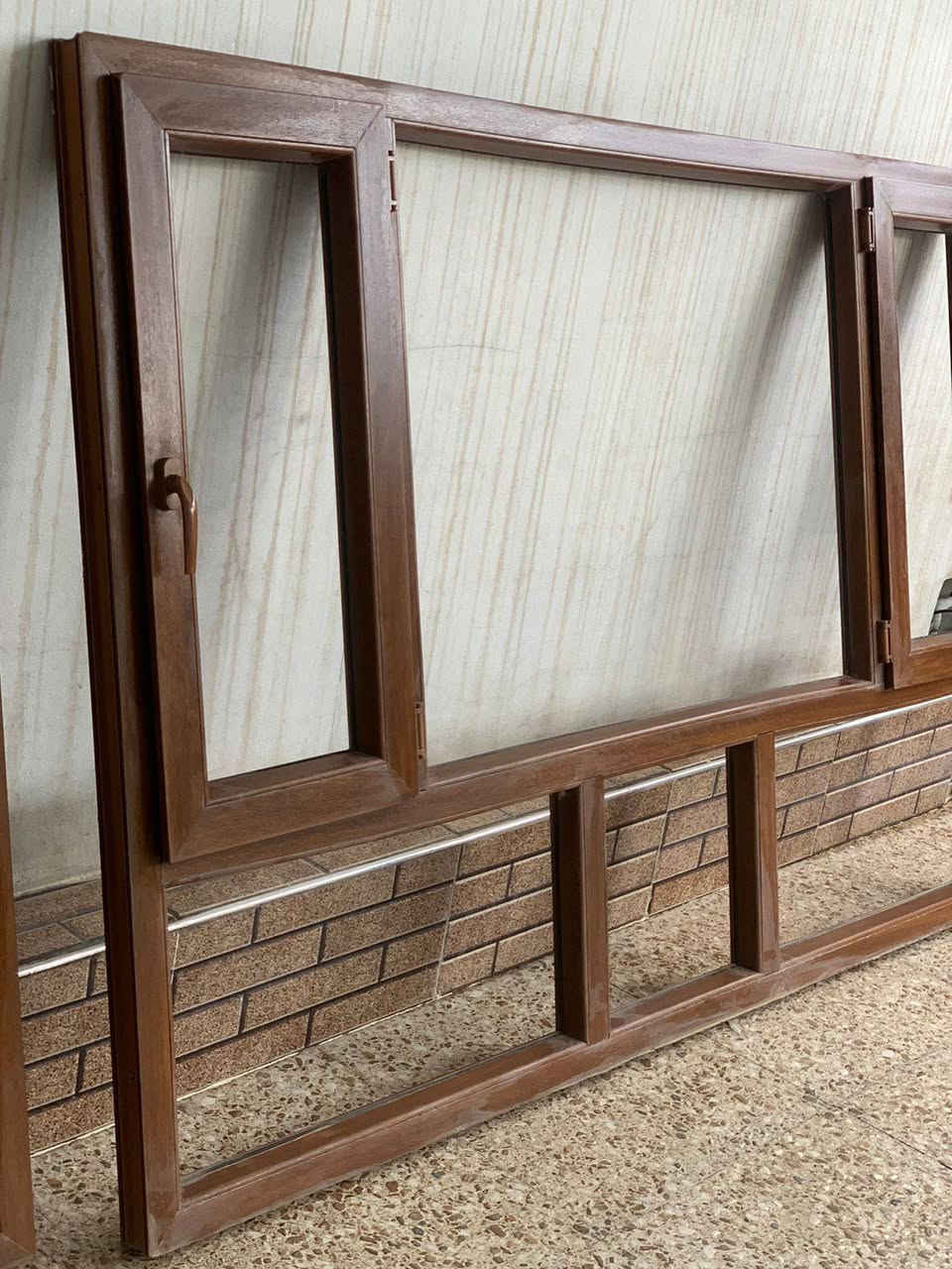 للبيع بسعر مناسب قيم واخذ شبابيك عدد 2 شراي تعال *********** وتساب
