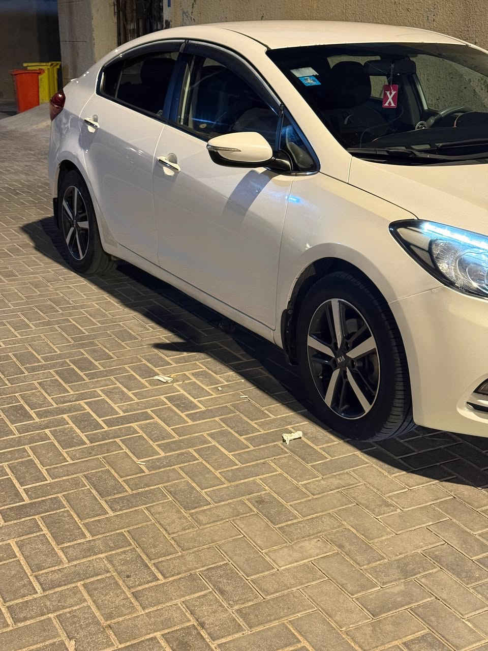 السلام عليكم 
سيراتو مديل 2014 خليجي نص فول 
كفاله ما عده شوي خشم الجاملغ
السياره حلوه وجديده 
طخم تاير حداديه مكينه كير تبريد كله كفاله 
مكانه السياره بل بصره مركز مدينه 
رقم الهاتف ***********

