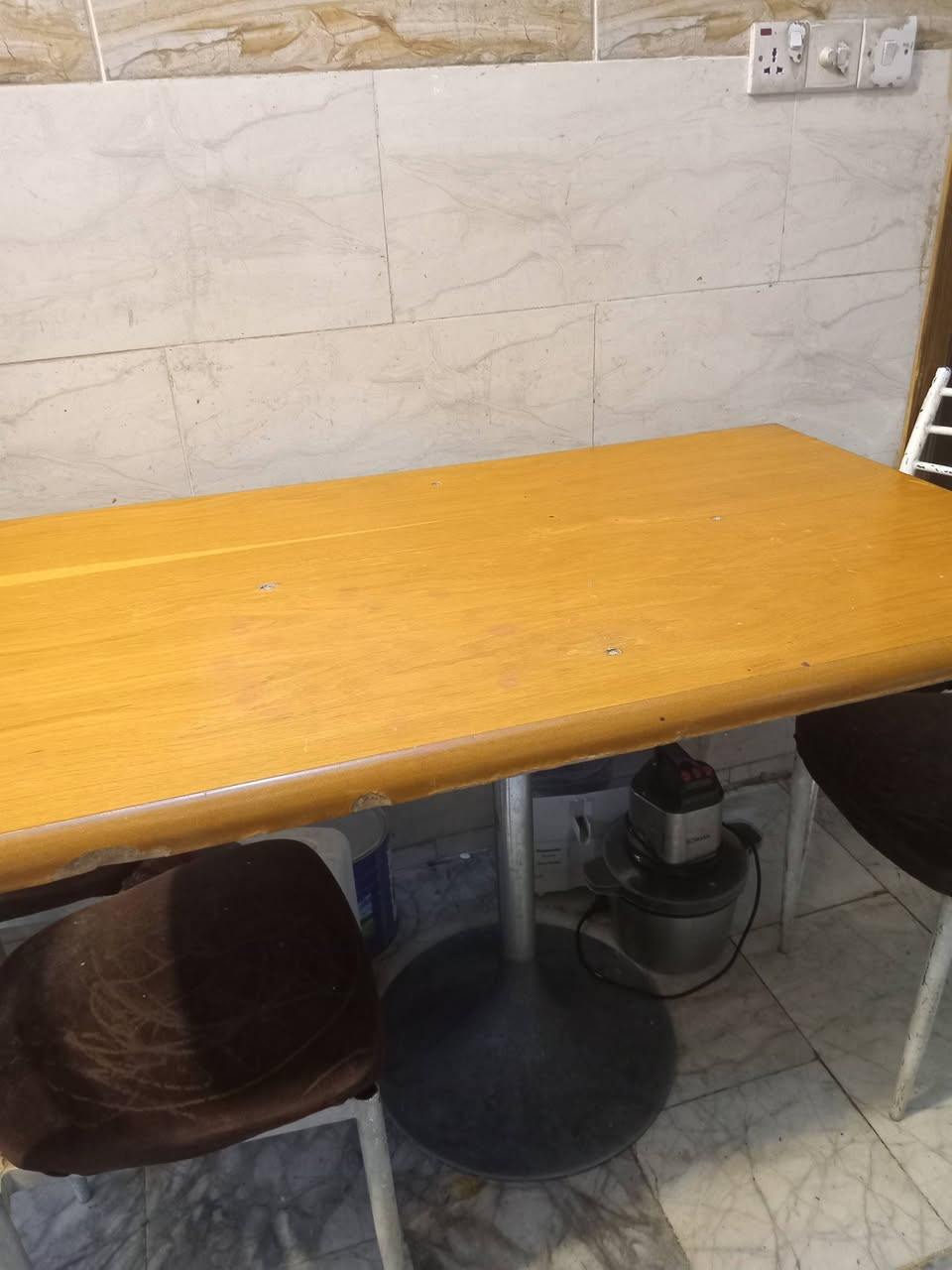 للبيع ب ١٠٠
٤ كراسي حديد قويات تحتاج بس صبغ 
***********
