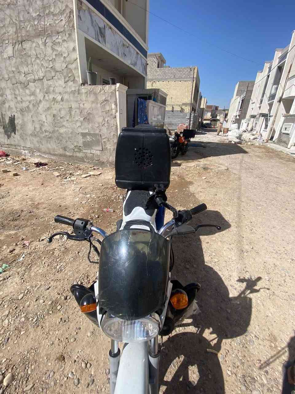 سلام عليكم دراجه بوكسر للبيع بيها خيط  الدراجه كلشي بيها جديد اشاير + مازده + تايرات خلفي امامي جديدات + حته صفاحيات جدد /موديل 19 بدون اوراق اكفلكياها من كلشي بـَسہ ماعده المحرك رقميي *********** البياع
