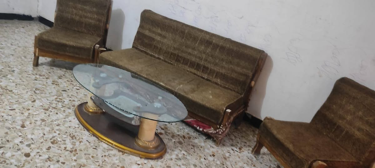 جمعة مباركه .بيع مستعجل جوه البلاش 10 مقاعد نضيف مع طبله وسطيه  و4 تچوات كلهن سعر 50فقط
عنوان حله شارع الحسينيه للتواصل ***********
