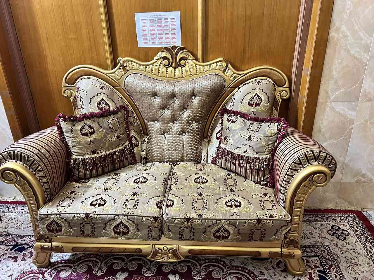 سلام عليكم
تخم للبيع استعمال قليل 
تركي الثكيل 
متكون من 10 مقاعد 
2كبار 1وسط وكراسي 2
السعر 550 وبي مجال 
مكاني كربلاء طويريج ***********
