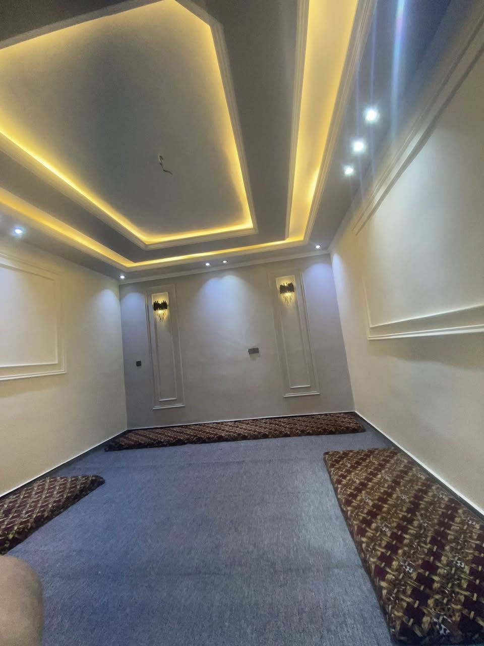 عمل.جميع. الديكورات واصبااغ.      ديكورت داخليه وخارجيه.  جبس. بوردكس. بورسلين.     
*********** 
بغداد
