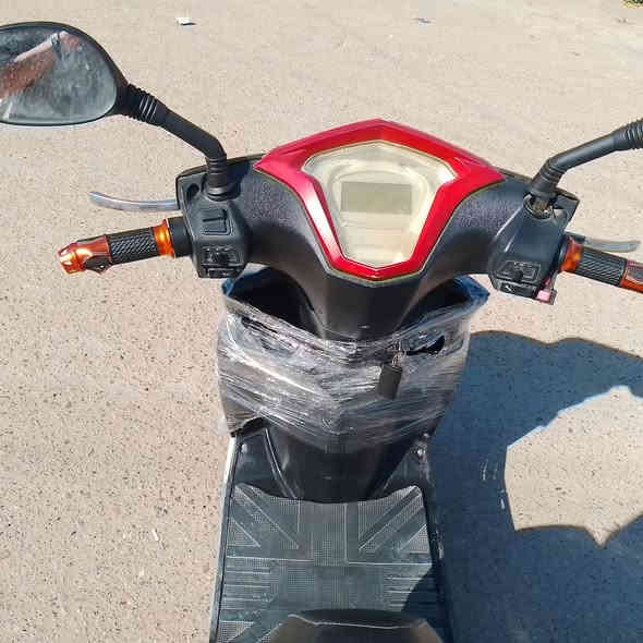 السلام وعليكم دراجه شحن للبيع سكنس موديل 2024
الدراجة حلوة ونضيفه 
خمس بطاريات دبل 32 امبير جدد نوعيه البطاريات WEENLI 
 اشاير يمنه ويسرة 
هورن 
3 نمرات سرعه 60 حقيقي 
نضام Rبك 
السعر 380و بيها مجال للشراي  
مكاني بغداد البلديات 
الاستفسار اتصال على الرقم ***********
