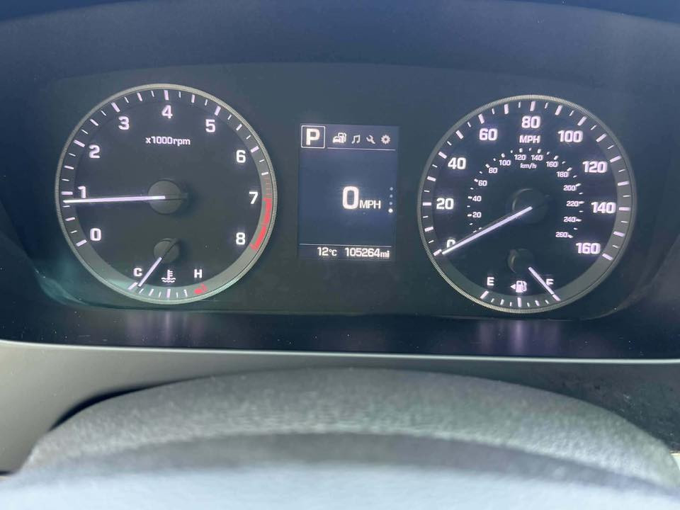 ٢٠١٧ سوناتا
امريكي
حادثها بهذه الصفحة الي مغلفه بالابيض
وبيها طعجات بسيطه مبينه بالصورة
سيارة خير من الله 
سعرها ب ١٢٠ وبيها مجال بسيط جداً
للتواصل

***********
