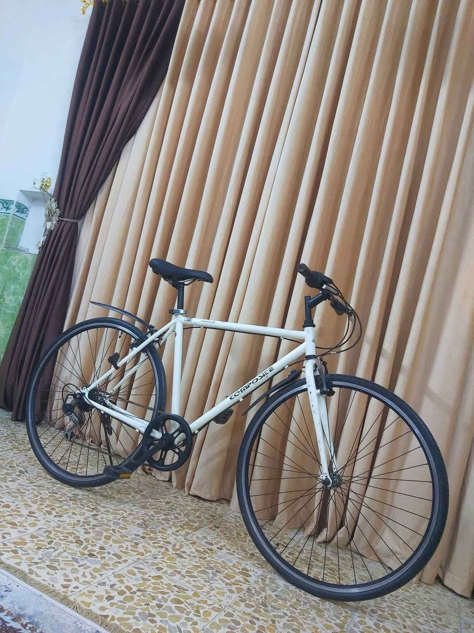 دراجة نوع 700c ماركة COMPOSIFE ياباني وضع رمبة نظافة 95/% اخت الجديد 

السعر 100الف وبي مجال 

((العنوان/بغداد/البلديات)) رقم الهاتف ***********
