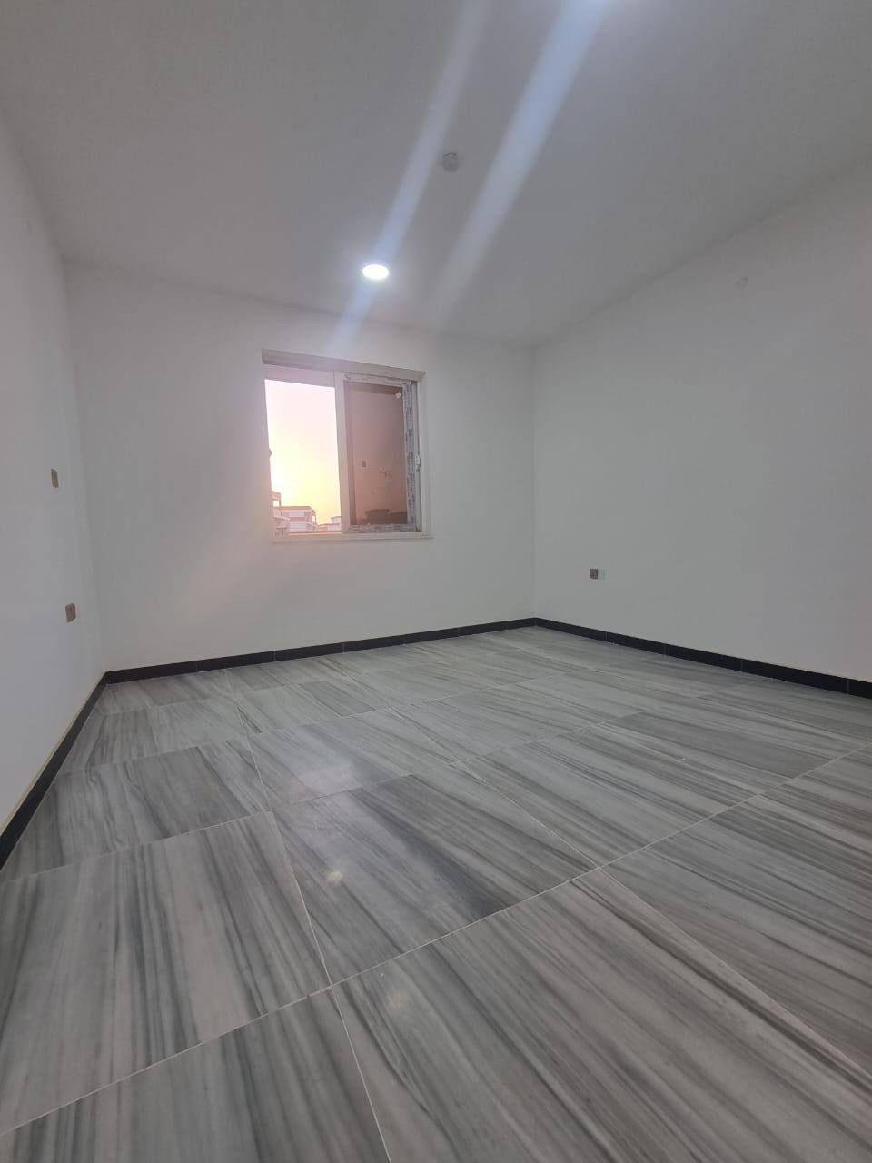 انسب سعر واجمل اطلاله 
شقه للبيع في مجمع ايادي الكاظميه 
بسعر مناسب جدا ومن المالك وبدون دلاليه
مساحه ١٤٥ متر 
غرفتين نوم أحدهما ماستر 
حمامين 
مطبخ 
بلكونه 
صاله كبيره 
شقه جديده غير مسكونه من قبل  
البيع كاش من غير أقساط 
المجمع جاهز من كل الخدمات والمدارس والروضه والسوبرماركت 
الشقه اطلاله مميزه جدا على الحدائق والنافوره 
للاستفسار ***********
