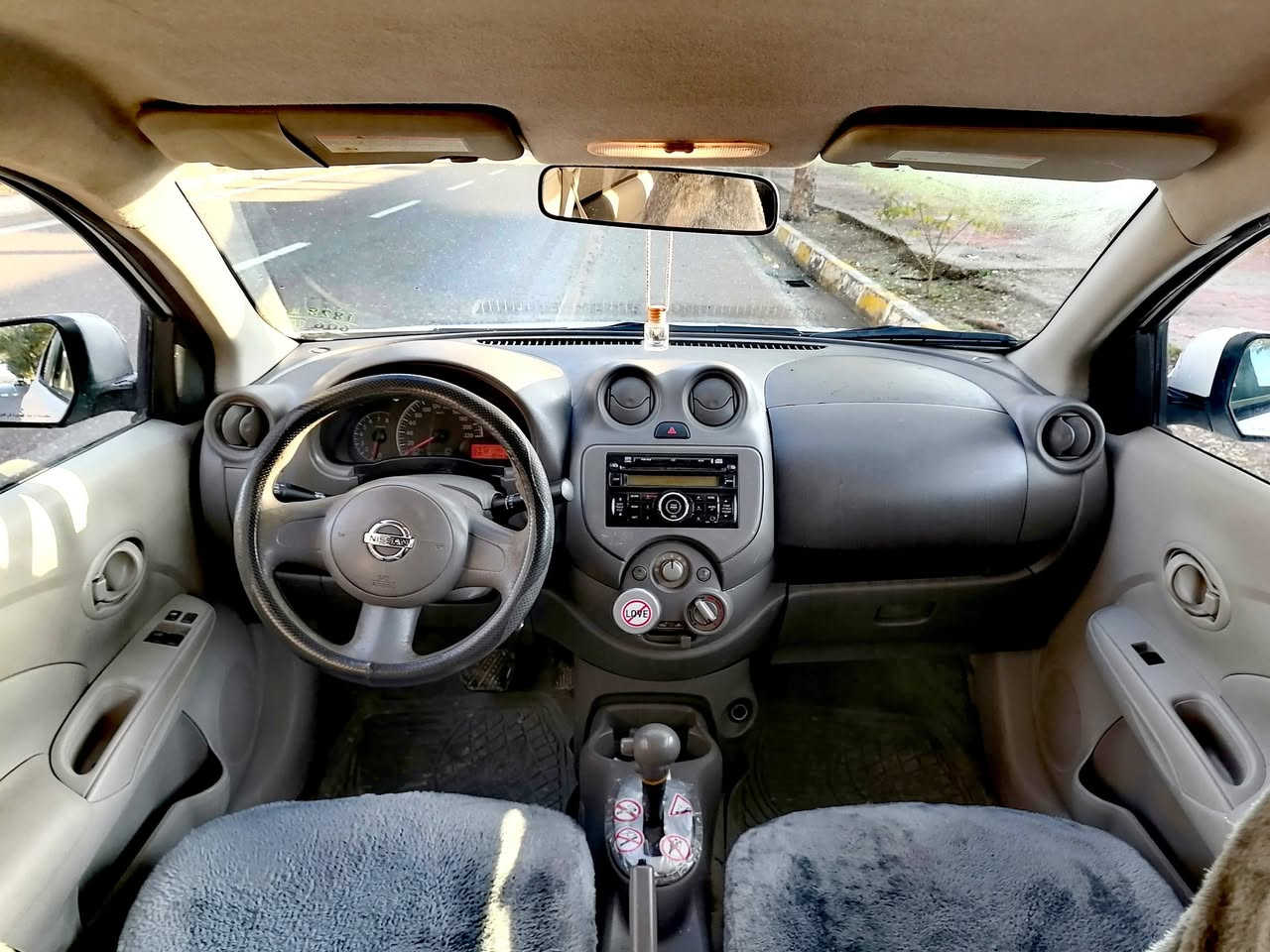 سەنی لاکشمیبای 2013بــڕاوەی دووبەی ناو ڕەساسی دووجام کارەبا ئاوێنە شەفت تەبرید گەرم و سارد بەشەرت چوار تایە و ویل تازە بـێ بۆیاخ گێڕ و مەکینە بەشەرت ڕەقەم شاسی هەمووی بێ عەیبە سەیارەیەکی پاک و بێ مەسروفە مـاڵی فەقیرە *********** لەکەلارم سعری 45گەڵایە
