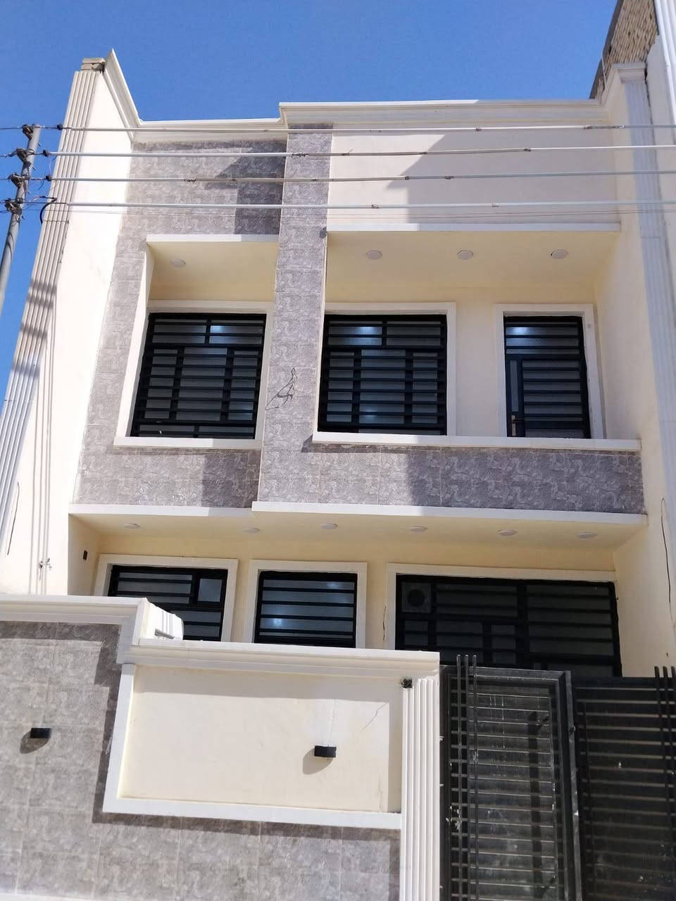 السلام عليكم 
بيت للإيجار – جديد 
مساحة 100 متر 
جاهز من خدمات كامل مكمل من كل نواحي 
يحتوي ع استقبال مطبخ خدمات غرفه نوم وصاله 
الطابق الثاني يحتوي ع سويت وصاله وغرفه نوم
جاهز من كل النواحي 
/ حي دجلة نهاية شارع الصفوة قرب أسواق الياقوت
9647775972539‬‏ تعالو واتساب السعر 750البيت زيرو
